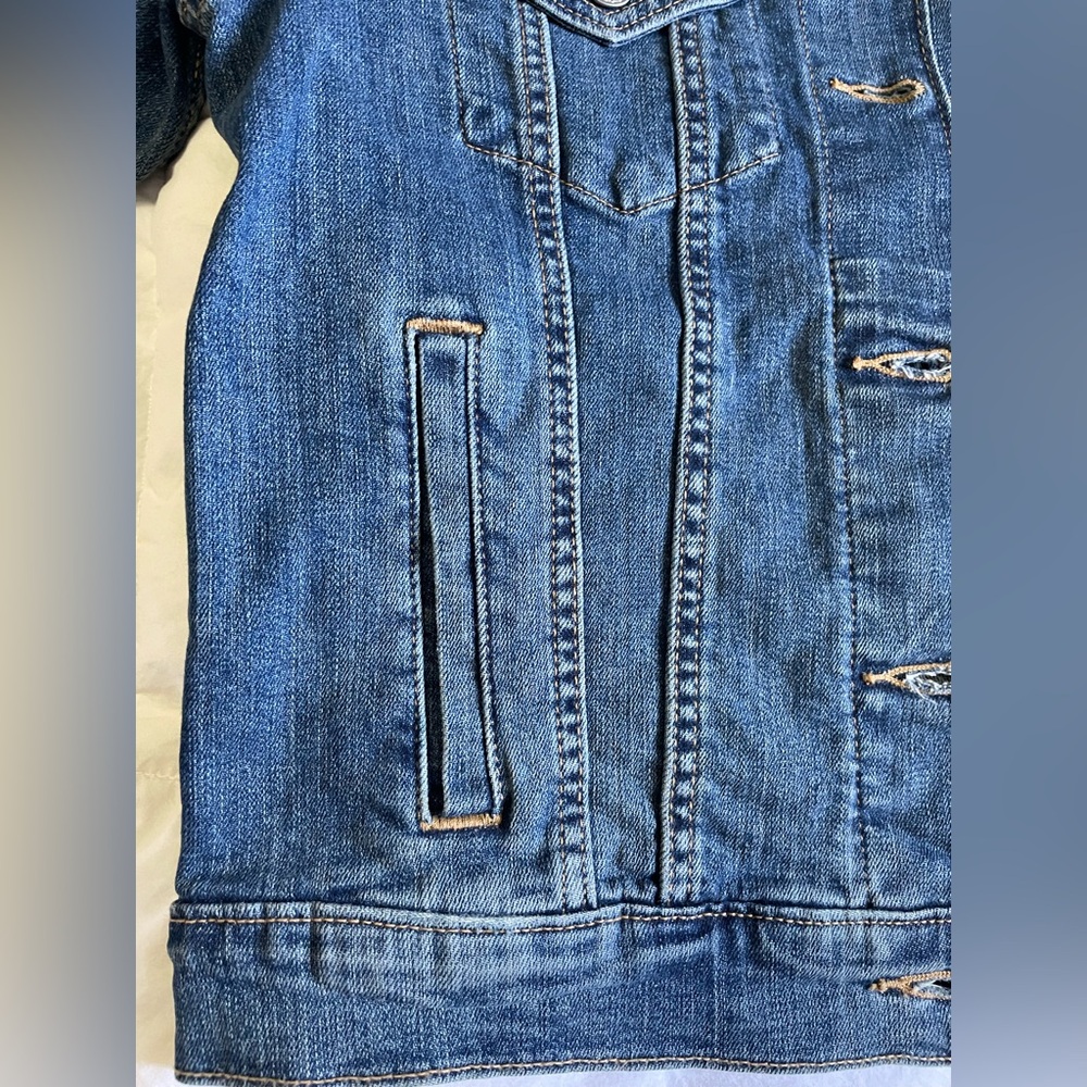 ⭐️Host Pick⭐️ Levi’s Classic Denim Trucker Jacket Slim fit Women’s Small NWOT - Picture 9 of 16